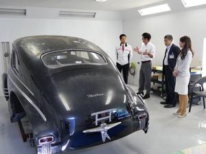 社内を巡りながら社長の説明を聞く市長