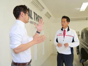 身振り手振りで市長に説明をする社長