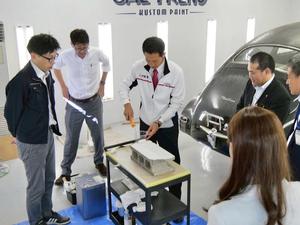 ブロックに塗装を施す市長