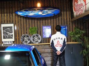 社内の展示物を鑑賞する市長