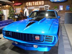 社内に展示されている派手な車