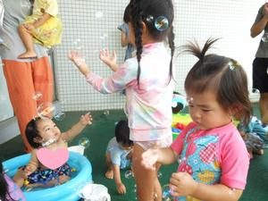しゃぼん玉を掴もうとしている子ども達の様子