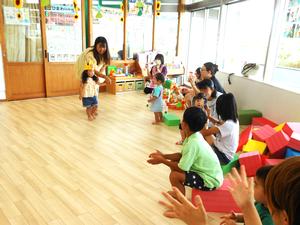 誕生児の入場で、応援隊が拍手で迎えてくれている様子