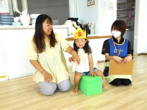 誕生児にインタビューしている様子