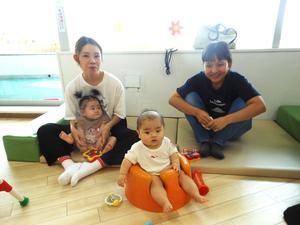 応援隊の赤ちゃん親子の写真