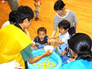 あひるすくいを楽しむ様子