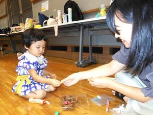 焼きそば作りを楽しむ親子の様子