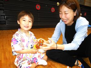 チョコバナナ作りを楽しむ親子の様子