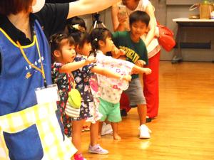 最後に「アンパンマン体操」で保育士と一緒に前に出て踊っている子ども達の様子