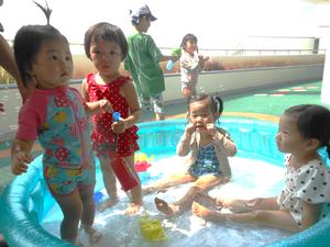 プールの中で遊ぶ4人の女の子たちの様子
