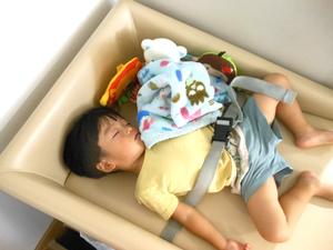 水遊び後、眠ってしまった男の子の写真