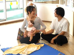 パパとママと赤ちゃんで参加してくれた親子の写真