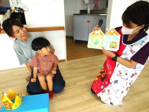 9月生まれの男の子の紹介で誕生日カードを見せている様子