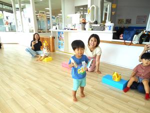 新幹線のおもちゃを両手に持つ誕生児の男の子の様子