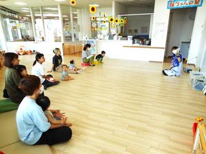 絵本の読み聞かせを見ている親子たちの様子