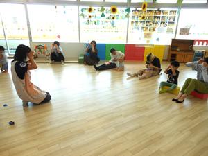「さかながはねて」の手遊びをしている様子