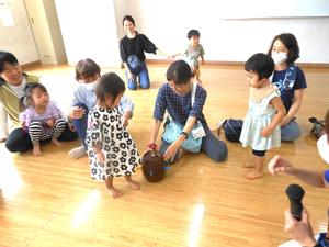 黒ひげ危機一髪をやるおばあちゃんとその様子を見守る子ども達の写真