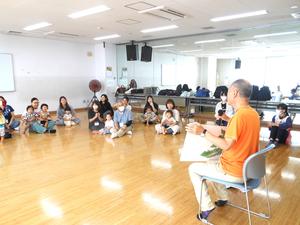 おじいちゃんによる大型絵本「おおきなかぶ」の読み聞かせの様子