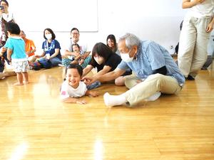 ふれあい遊び「いっぽんばしこちょこちょ」をやっている様子