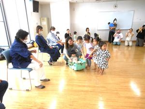 おじいちゃんおばあちゃんにハイタッチして回るカートリレーの様子