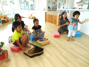 「おもちゃのちゃちゃちゃ」の合奏でピアノと鉄琴、鈴を演奏している子ども達の様子