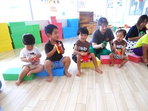 「おもちゃのちゃちゃちゃ」の合奏で鈴やタンバリンを鳴らす子ども達の様子