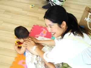 講師の先生によるベビーマッサージ指導の様子