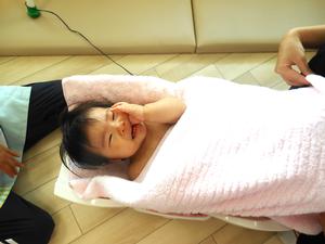 赤ちゃんの体重を測定している様子