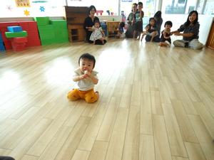 おせんべい取り競争で取ったおせんべいを袋ごとくわえる男の子の様子