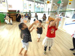 おせんべい取り競争でおせんべいに手を伸ばす女の子達の様子