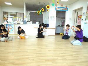 「先輩ママと外国語で遊ぼう」で手遊びをしている様子