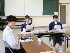 自分の意見を市長に伝える生徒の様子