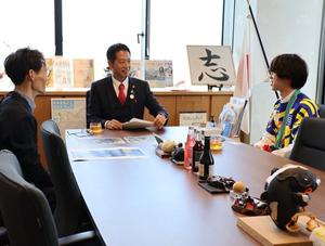 笑顔で話す市長とネオぽん選手