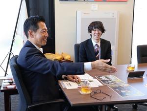談笑する市長とネオぽん選手