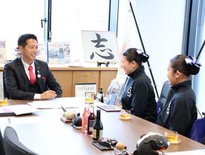 笑顔で二人と話す市長