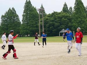 チェンジで守備からベンチに戻る市長と野手たち