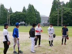 チームの皆さんと談笑する市長