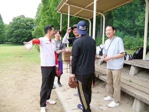 チームの皆さんと談笑する市長