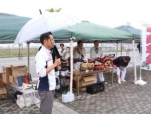 傘をさして現場を訪問した市長