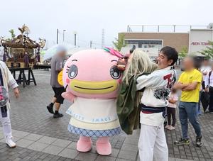 獅子舞に噛んでもらうなまりん