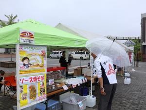 出店に立ち寄る市長