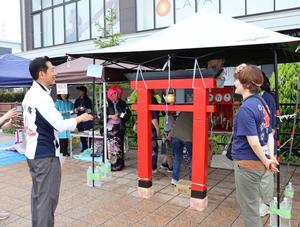 鳥居のセットを用意した出店