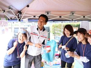 出店の皆さんと記念撮影をする市長