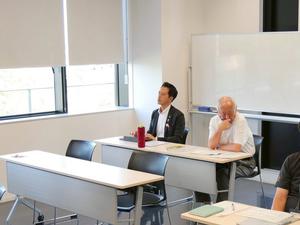 講演を聞く市長と土屋参与