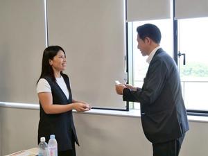 講演前、友田先生に挨拶をする市長