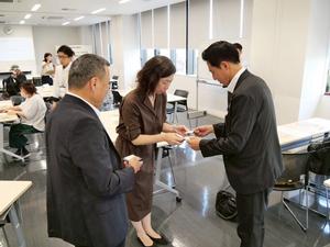 明治安田生命の皆様と名刺交換をする市長