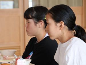 真剣な表情で市長の説明を聞く児童たち