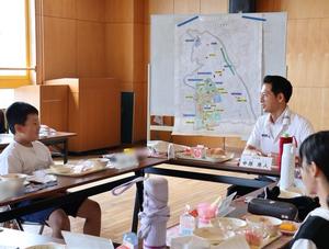 市長と笑顔で意見交換をする児童