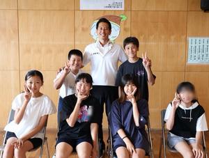 ランチミーティング参加児童全員と市長との記念撮影