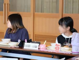 真剣な表情で市長の説明を聞く児童たち